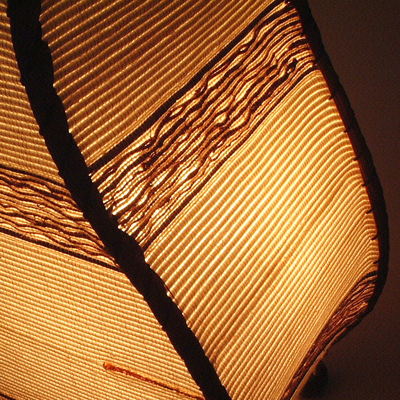 シェードにはコットンを使用しています。