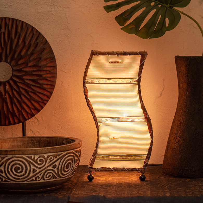 波型のシルエットが魅力的なランプシェード