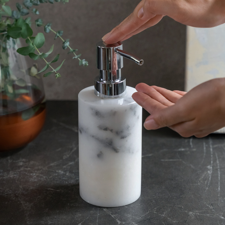 安定感があり、片手だけでプッシュできる