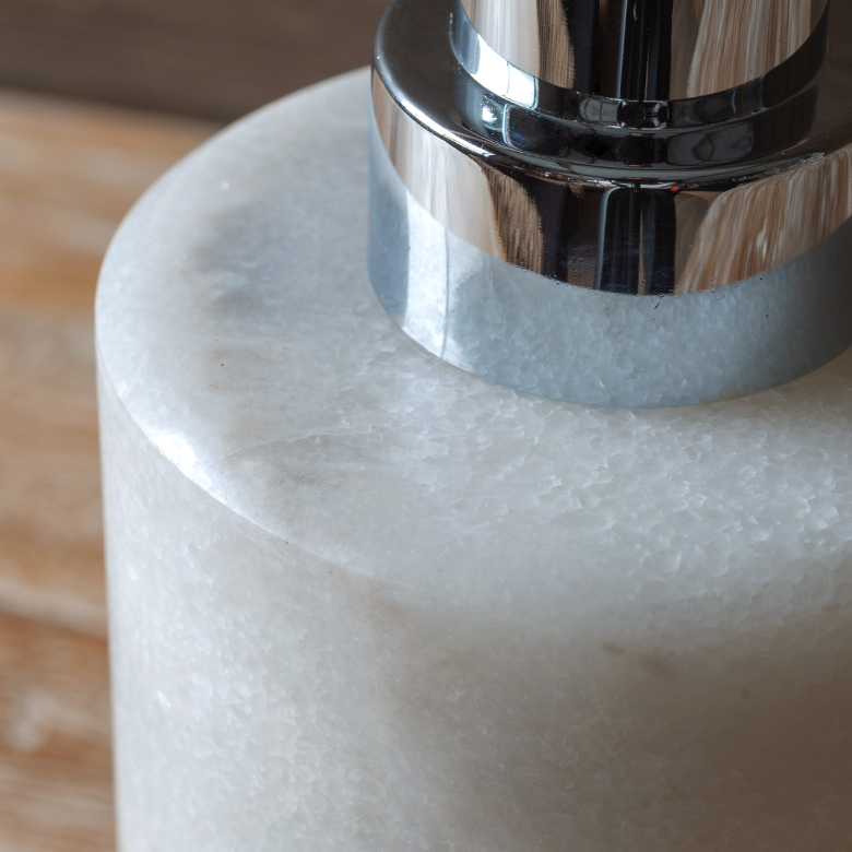 真鍮やゴールドとマッチする気品ある印象