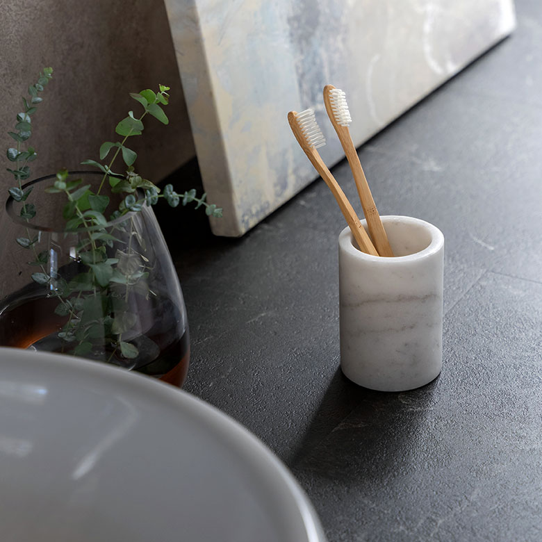 天然の大理石を贅沢に使用