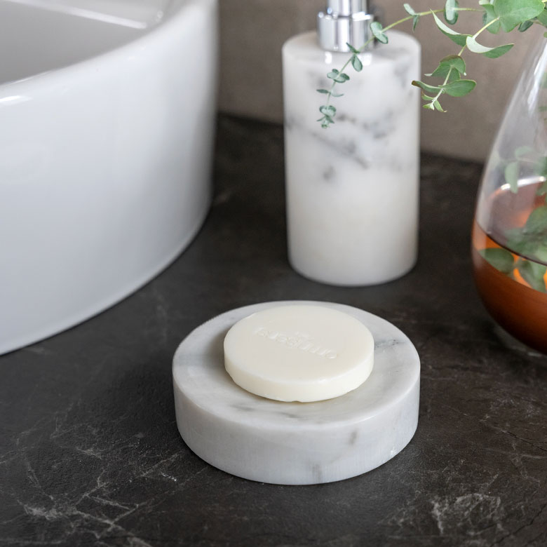 天然の大理石を贅沢に使用