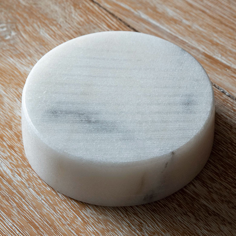 滑り止め加工。床傷がつきにくい