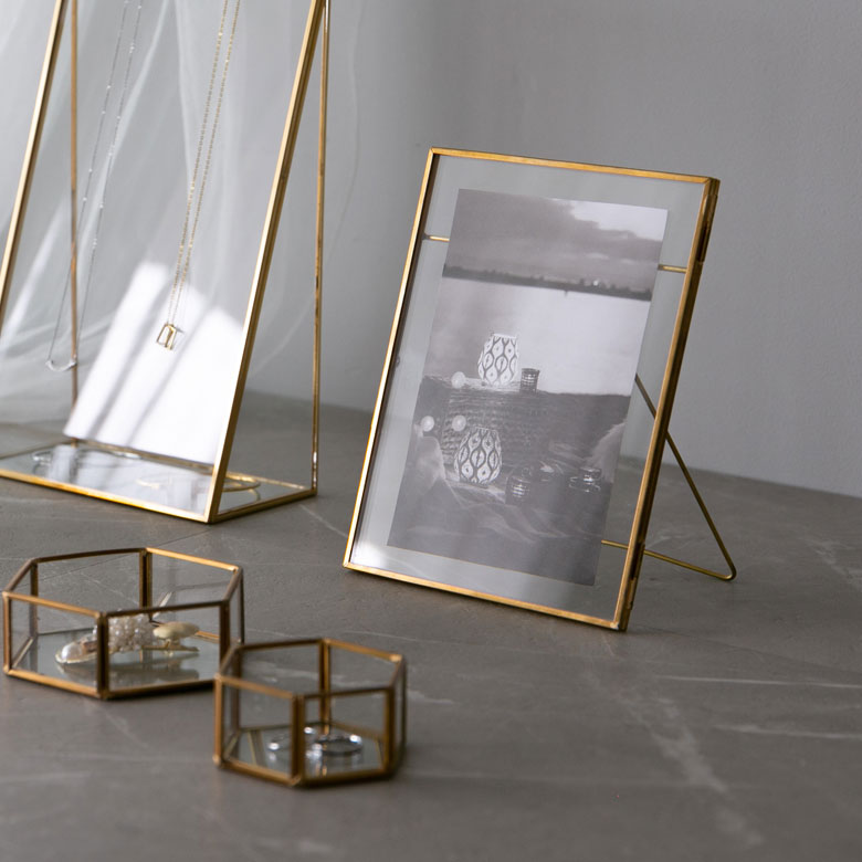 何気ないポストカードを入れるだけでも、洗練された雰囲気に