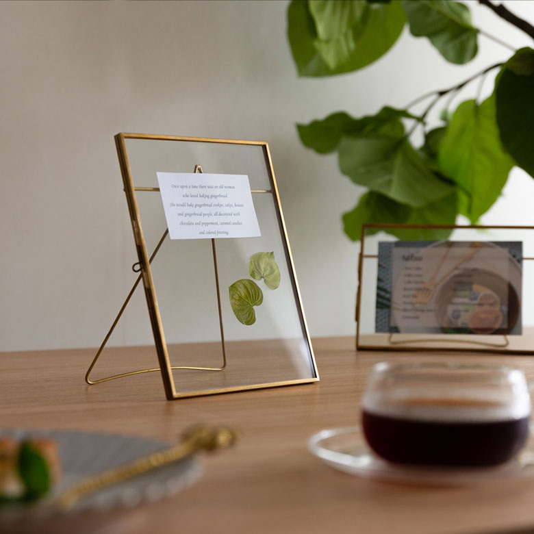 シンプルで無駄のない細身のフレームデザイン