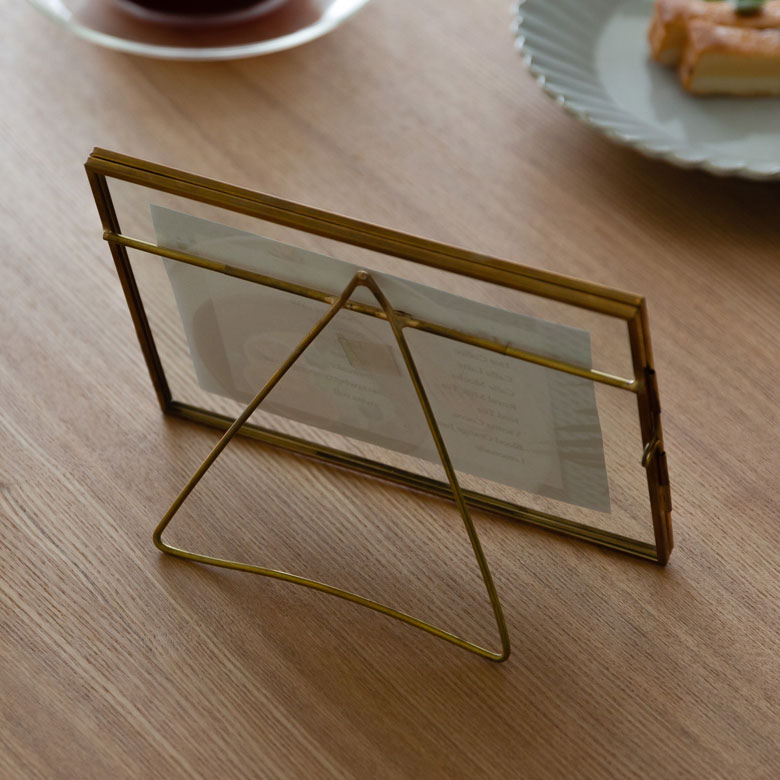 背面もガラスなので、透け感があり軽やかな印象