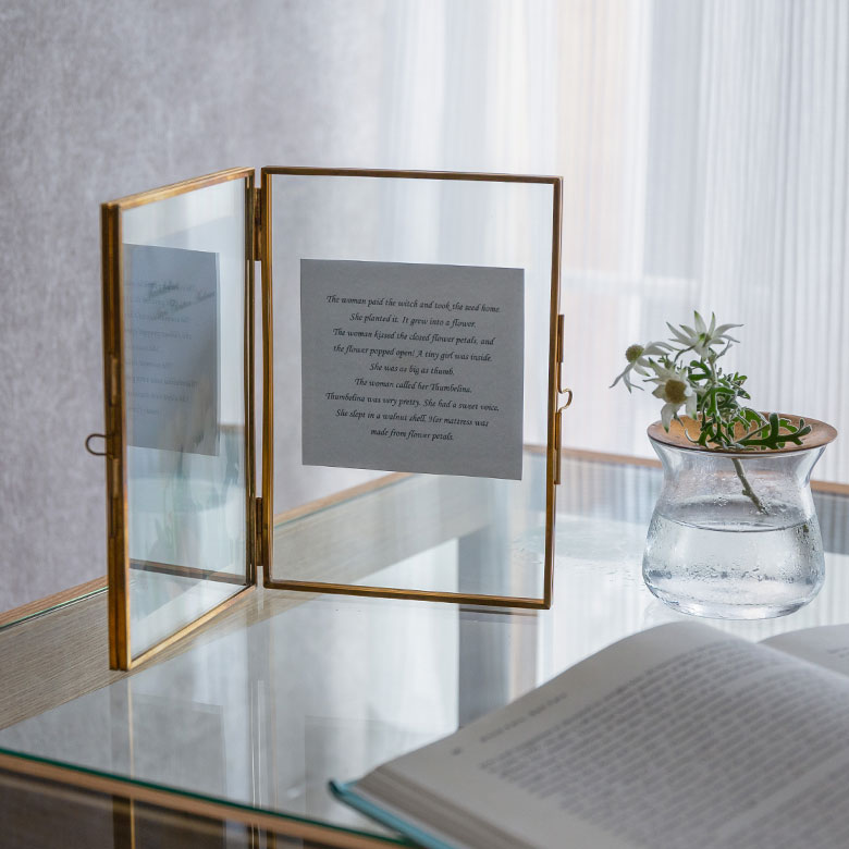 シンプルで無駄のない細身のフレームデザイン