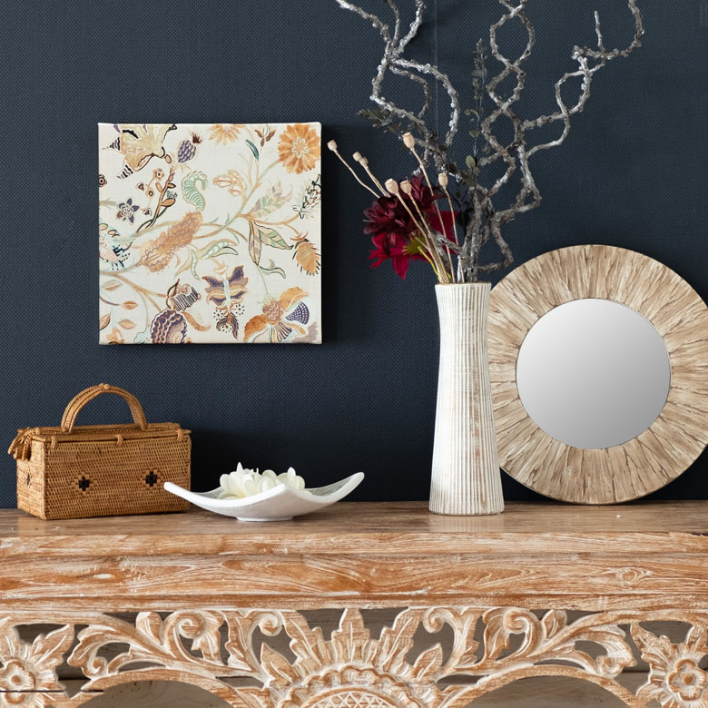 他のインテリアとなじむ、ほどよい華やかさのアート。