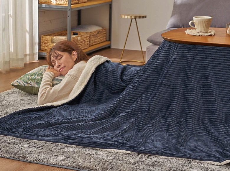 保温効果も抜群の冬の定番、コーデュロイとボア