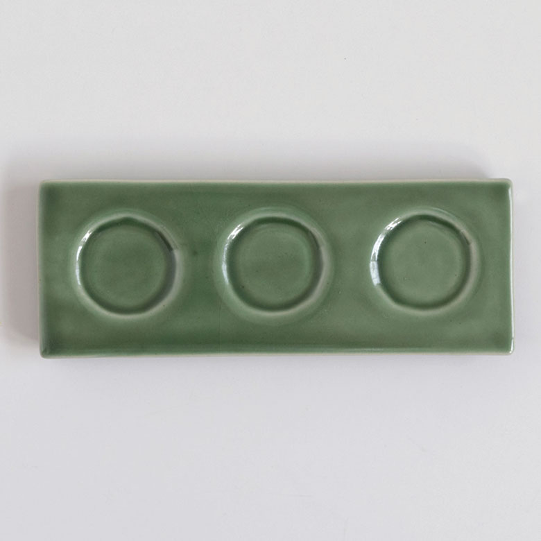 プレートには３つの凹みがあり小瓶を置いてもズレません