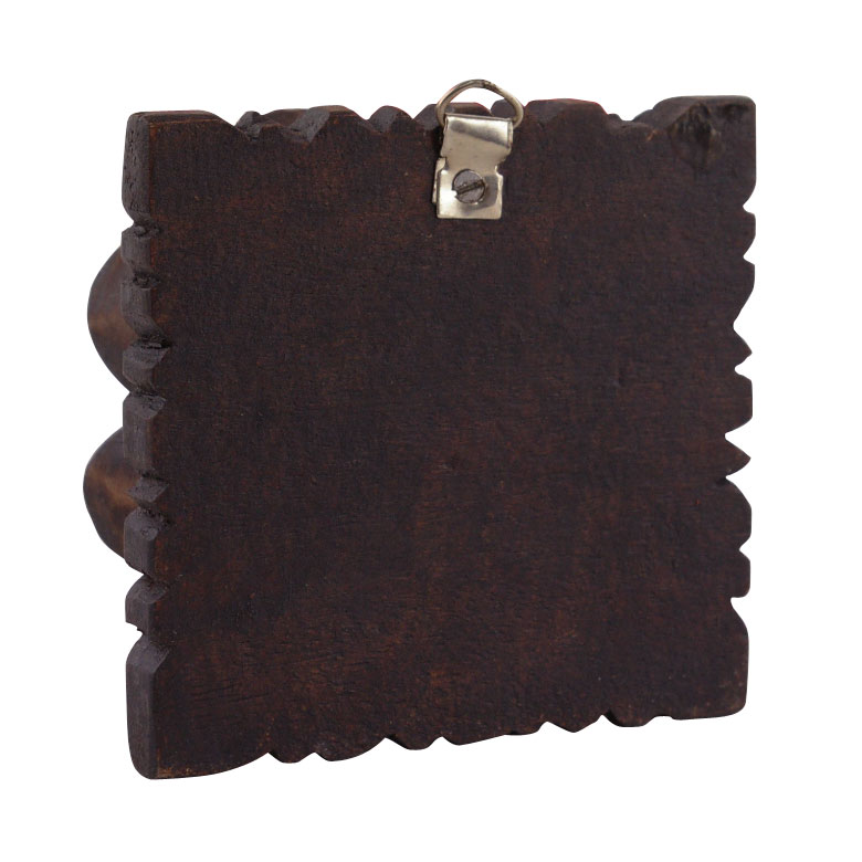 フラットなデザインで、上部にフックがありここにヒモやピンなどで、壁に飾れます