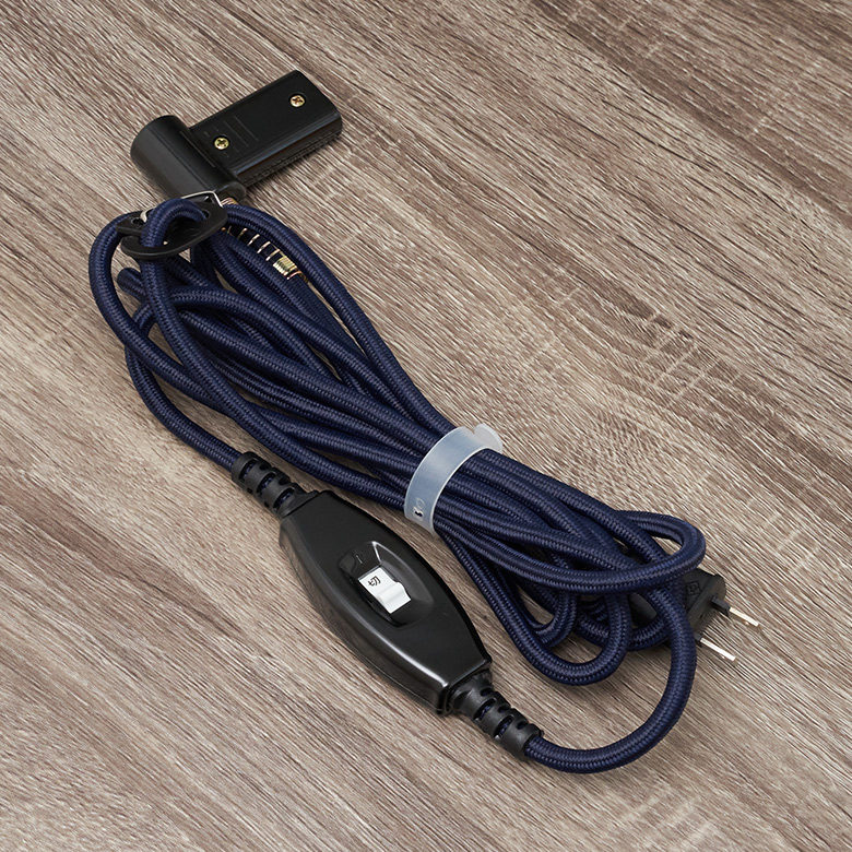 ケーブルをまとめて収納