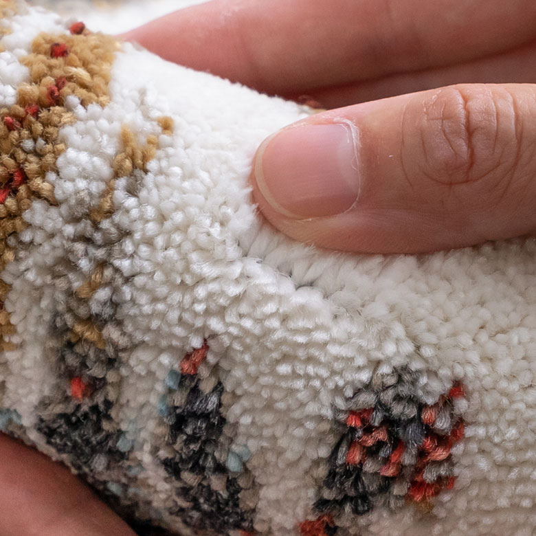 短めの毛足ですが、ふんわり柔らかく、沈みこむような心地良い質感