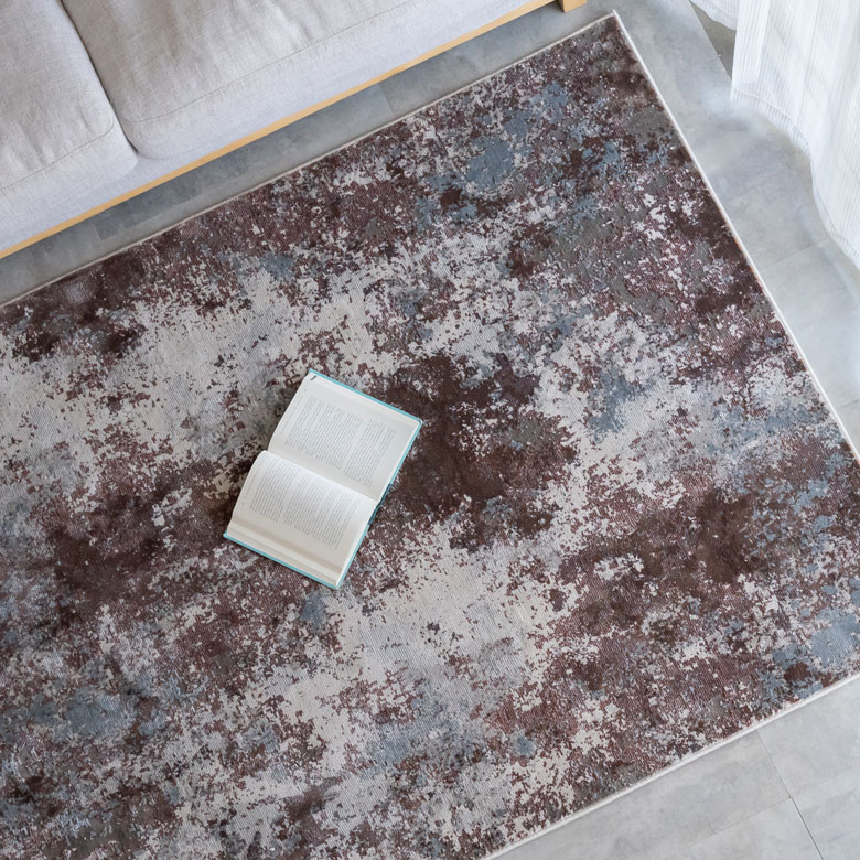 アーティスティックなデザインラグ