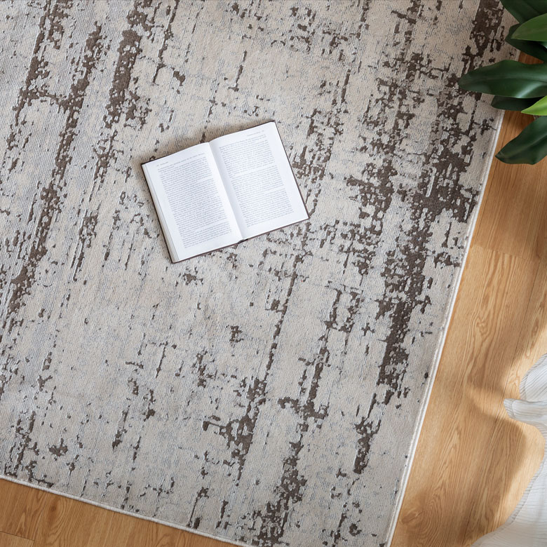 アーティスティックなデザインラグ