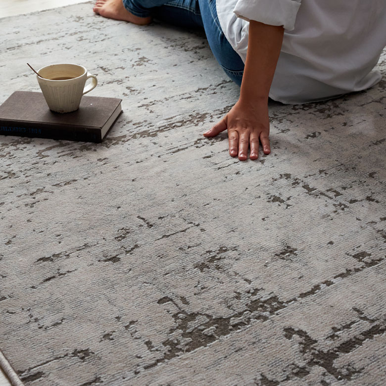 水をこぼしてもサッと拭き取ればシミになりにくい素材