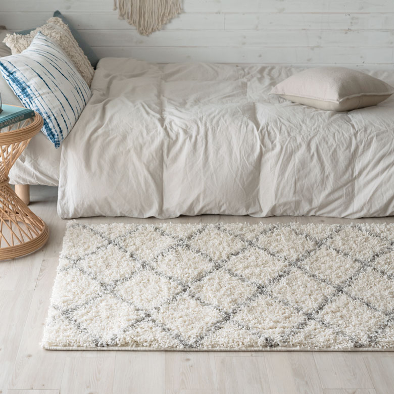 リビングからダイニング、ベッドルームまで幅広く使えるラグマット。