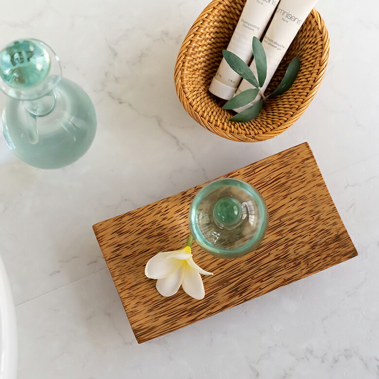 中央に向けてカーブがかかったフォルムは使い勝手も抜群