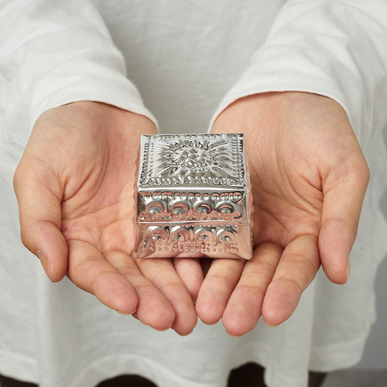 手に持つとこれくらいの大きさ