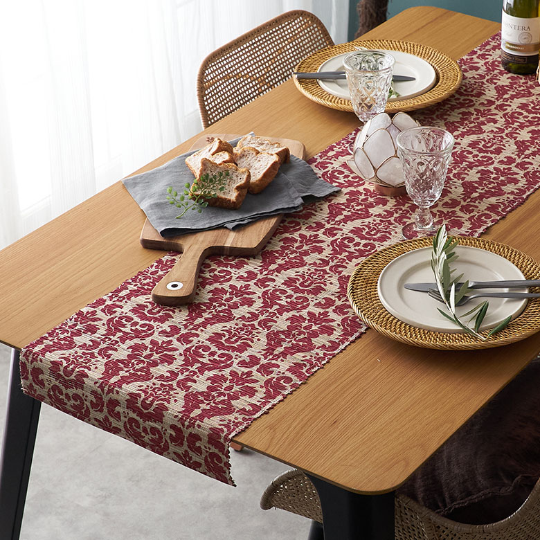 手作りで作られた天然素材、ウォーターヒヤシンスのテーブルランナー