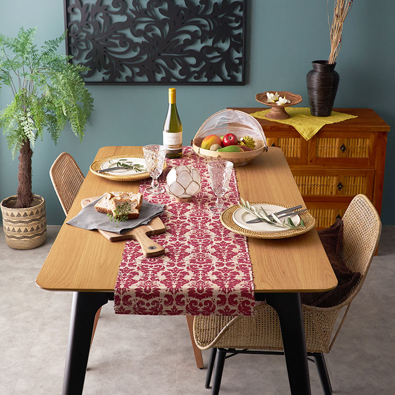 ダイニングがアジアンな雰囲気に変わるテーブルランナー