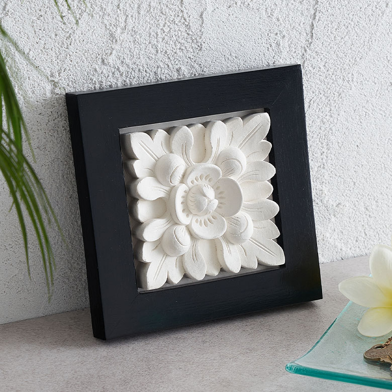 木製フレームのストーンレリーフ