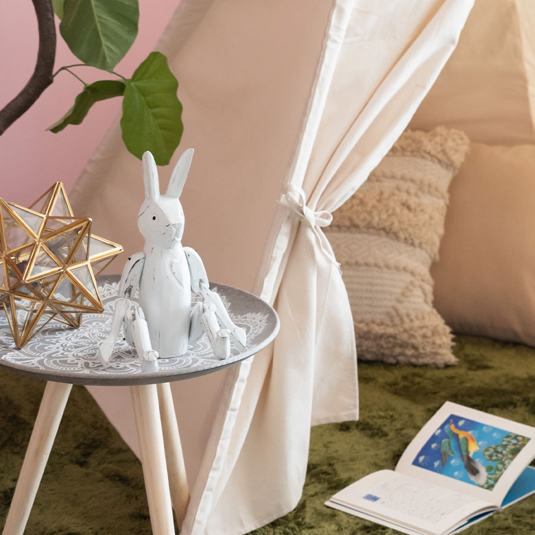 ウッドでできたウサギのパペット