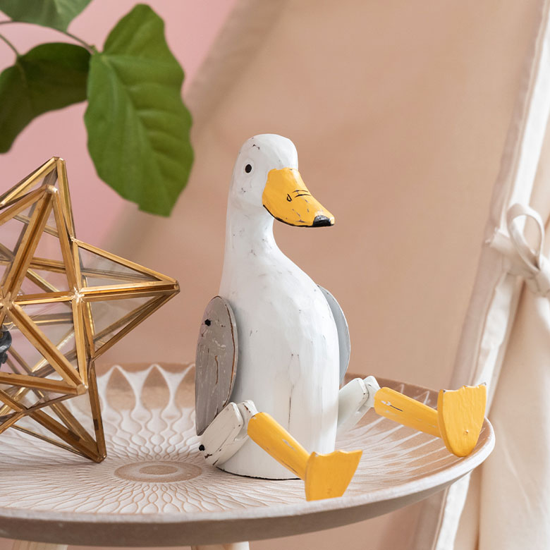 床に座るウサギ