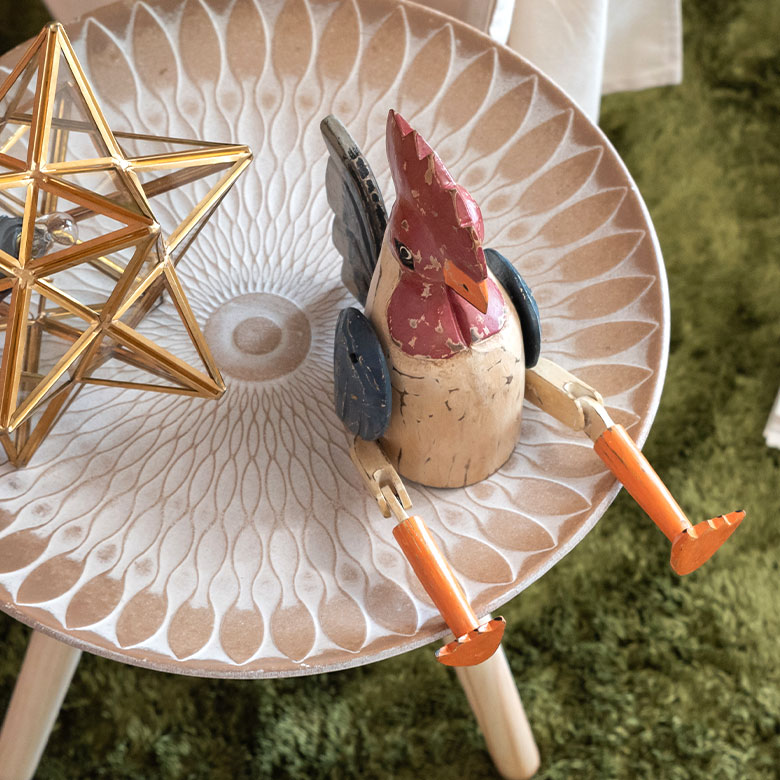 床に座るウサギ