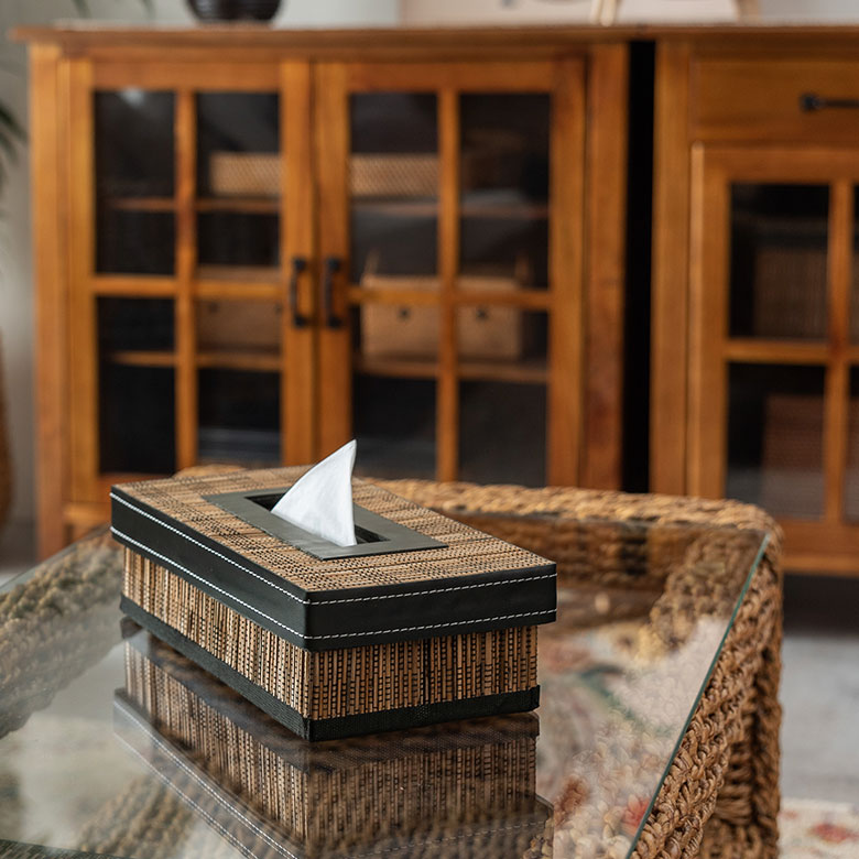 フェイクレザーがあしらわれています