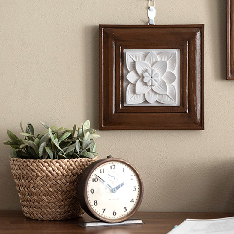 木製フレームのストーンレリーフ