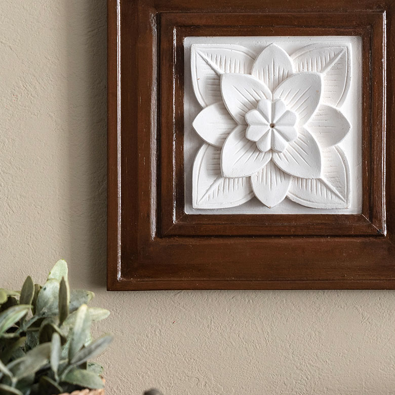 壁にかけて飾るレリーフ