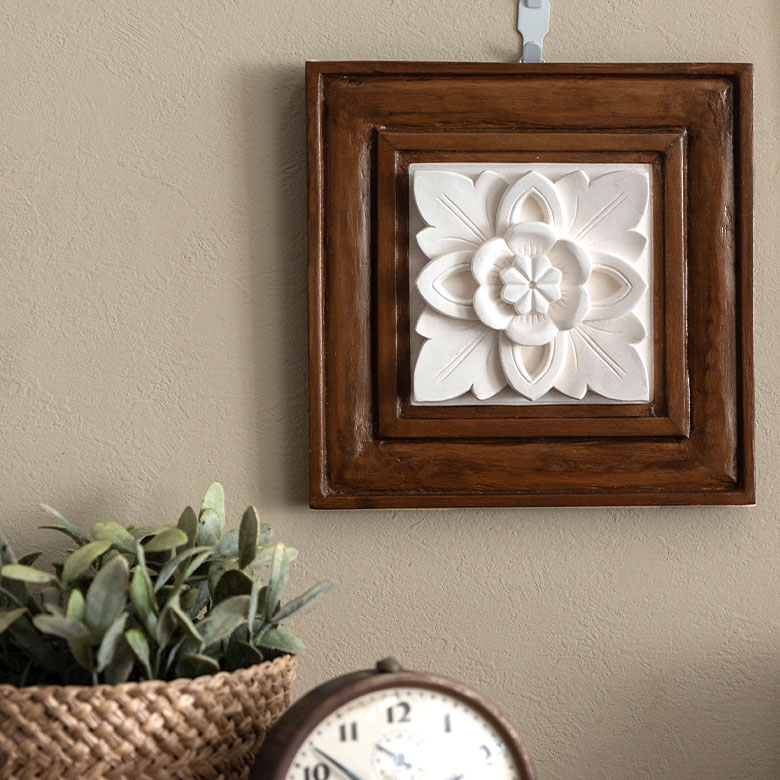 木製フレームのストーンレリーフ