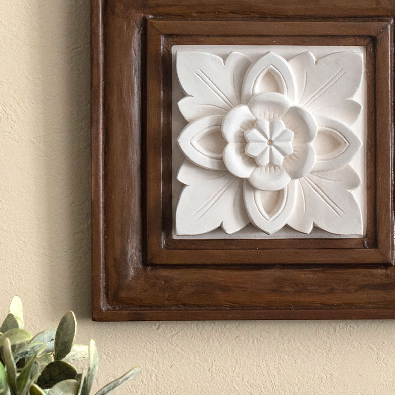 壁にかけて飾るレリーフ