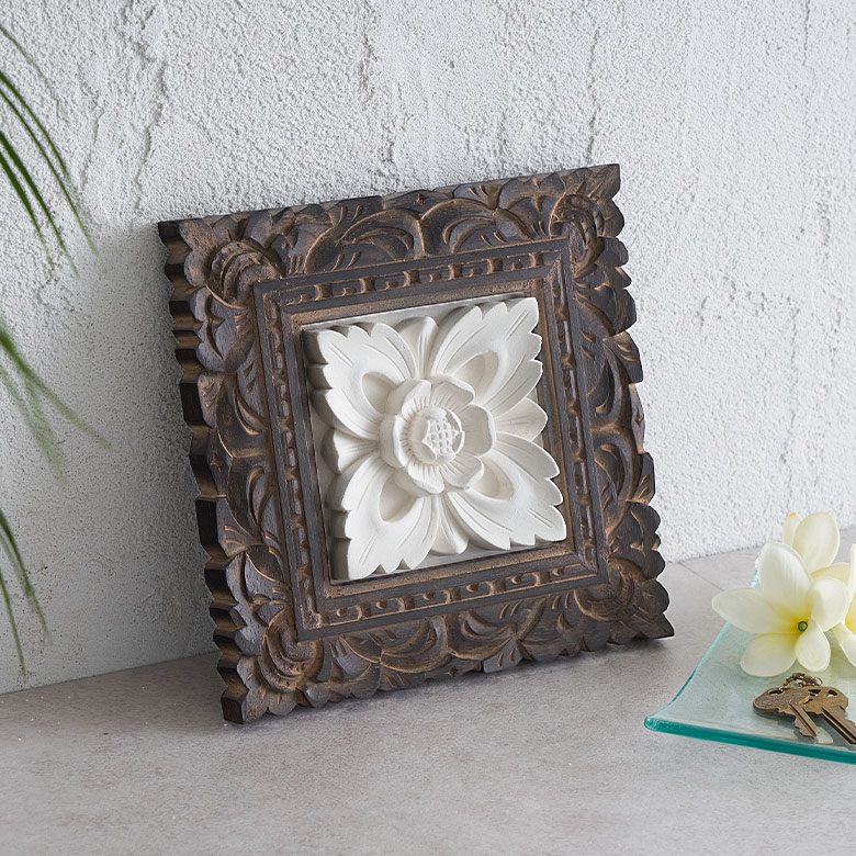 木製フレームのストーンレリーフ