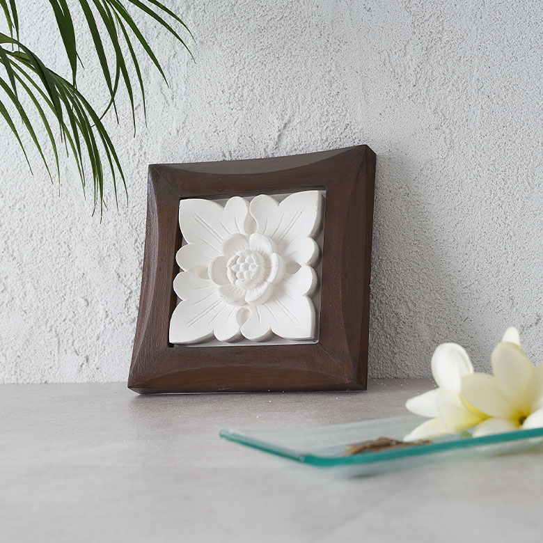 フレームの色はダークブラウン