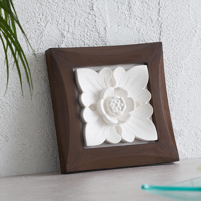 木製フレームのストーンレリーフ