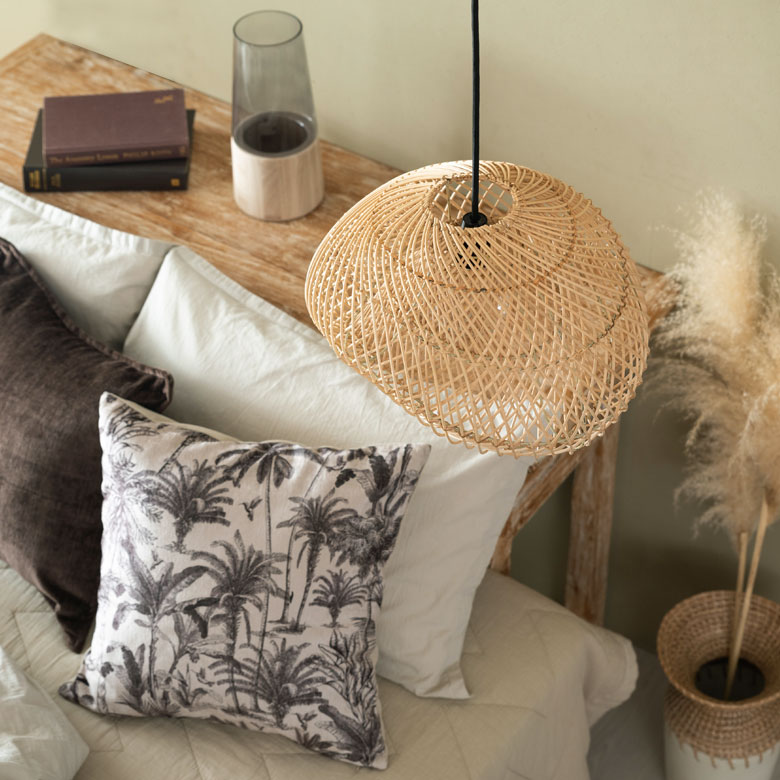天然素材の温かみを感じる、しなやかなラタンで編まれたランプシェード