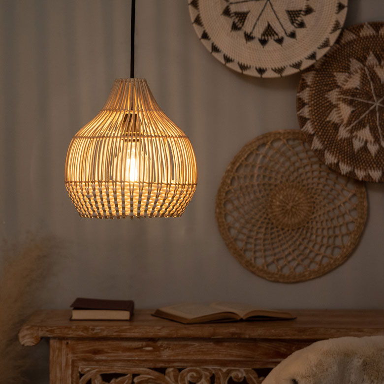 天然素材の温かみを感じる、しなやかなラタンで編まれたランプシェード