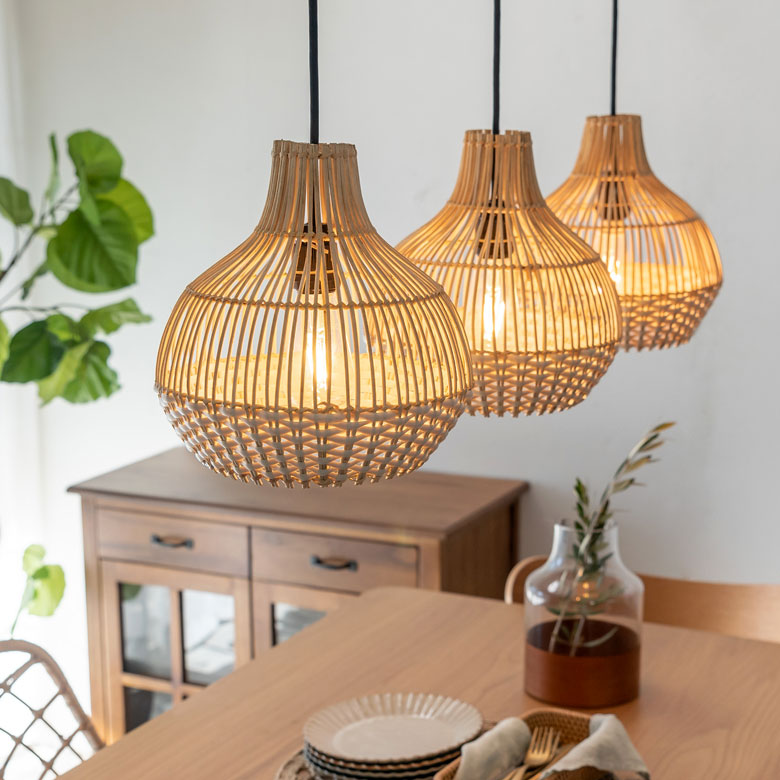 消灯時はオブジェとして、点灯時には光のアートを楽しめます