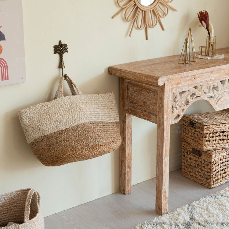 持ち手付きなので、フックに吊り下げ収納するのもおすすめ