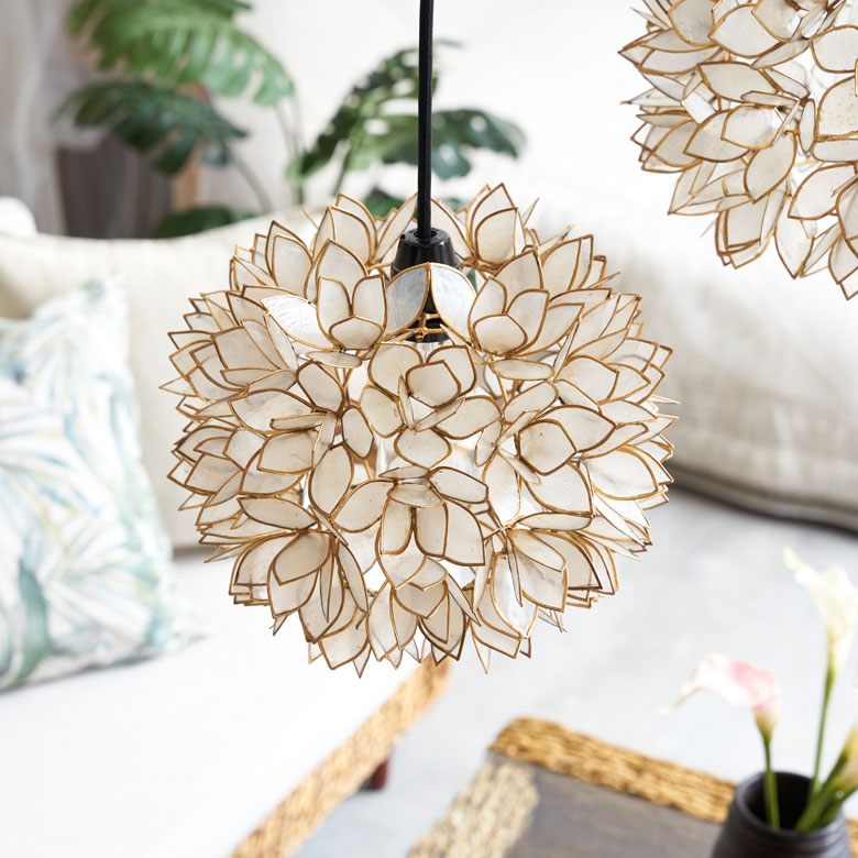 カピスシェルのペンダントライト。アジアン照明。バリ島の照明。