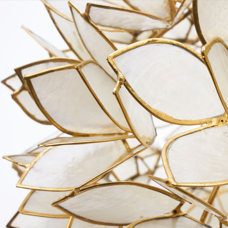 まるで蓮の花が咲いたようなペンダントライト。