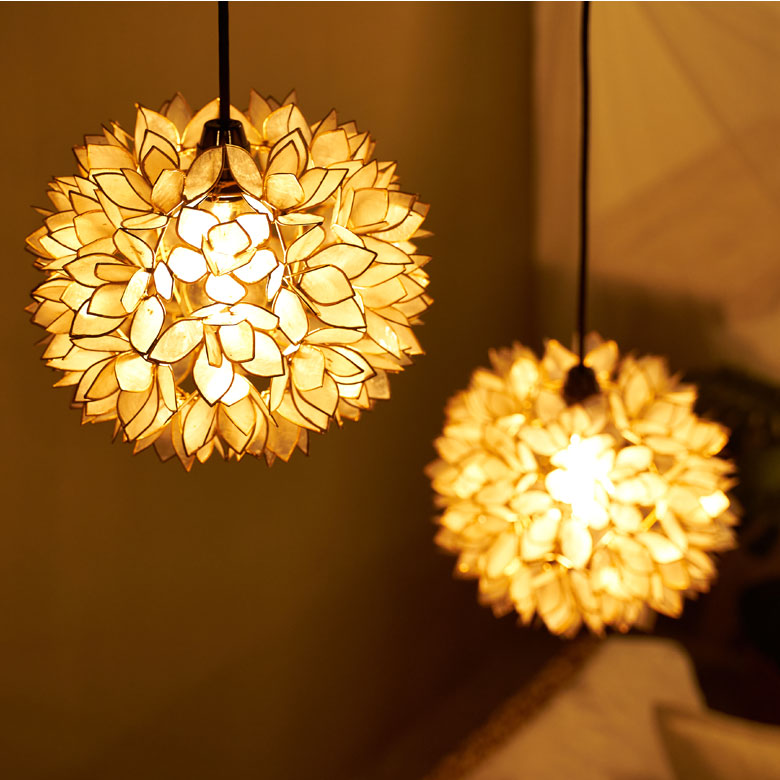 まるで蓮の花が咲いたようなデザイン。