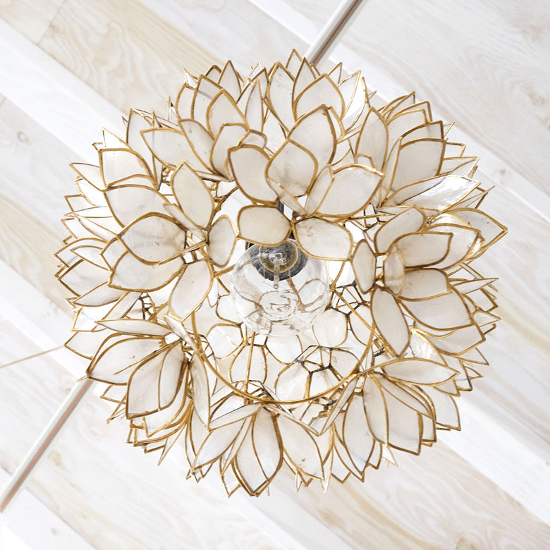 カピス貝を薄く削った美しいペンダントランプ