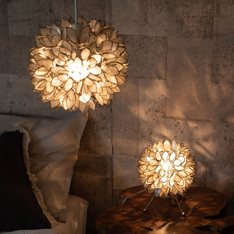 おそろいのテーブルランプと一緒に使うのもおすすめ。