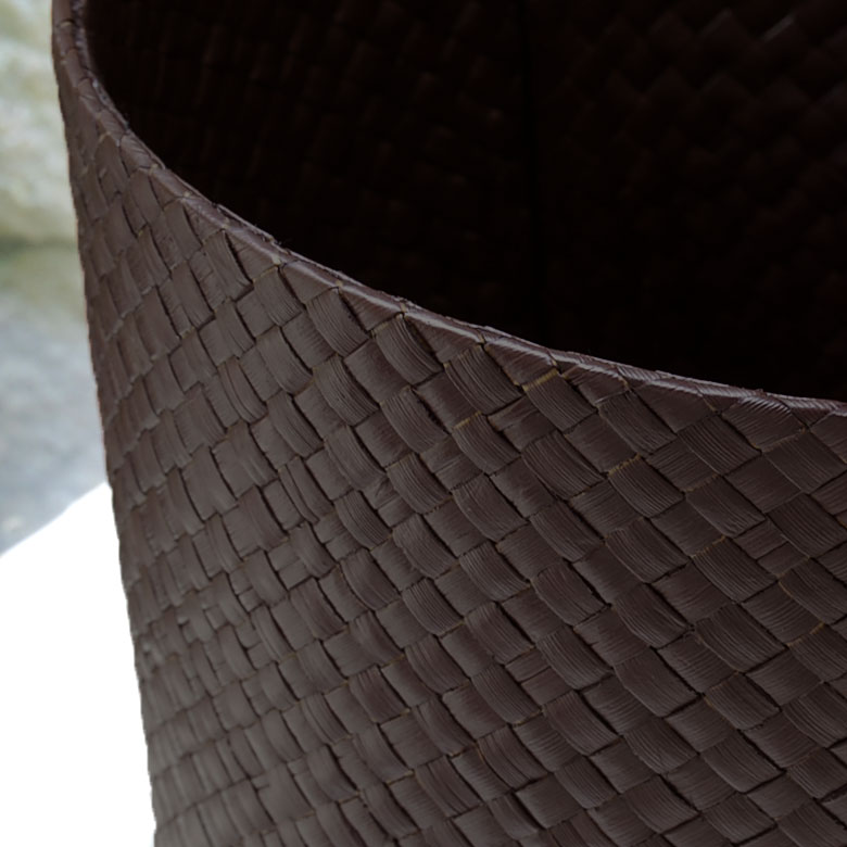 バリ島の職人が、ひとつずつ丁寧に編んでいます