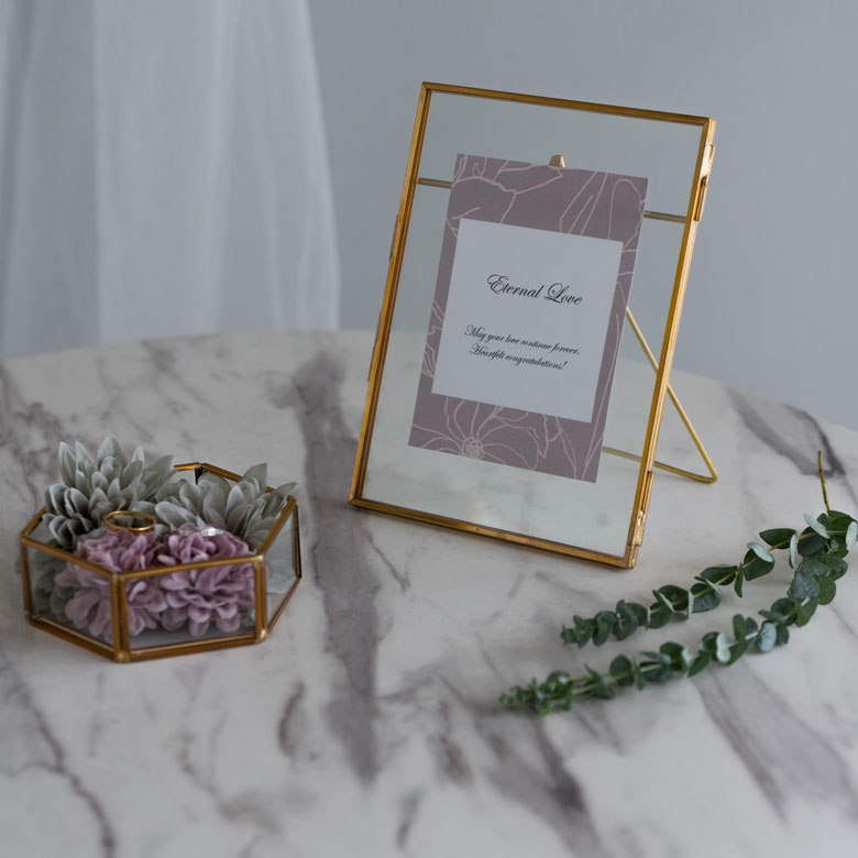 シンプルで無駄のない細身のフレームデザイン