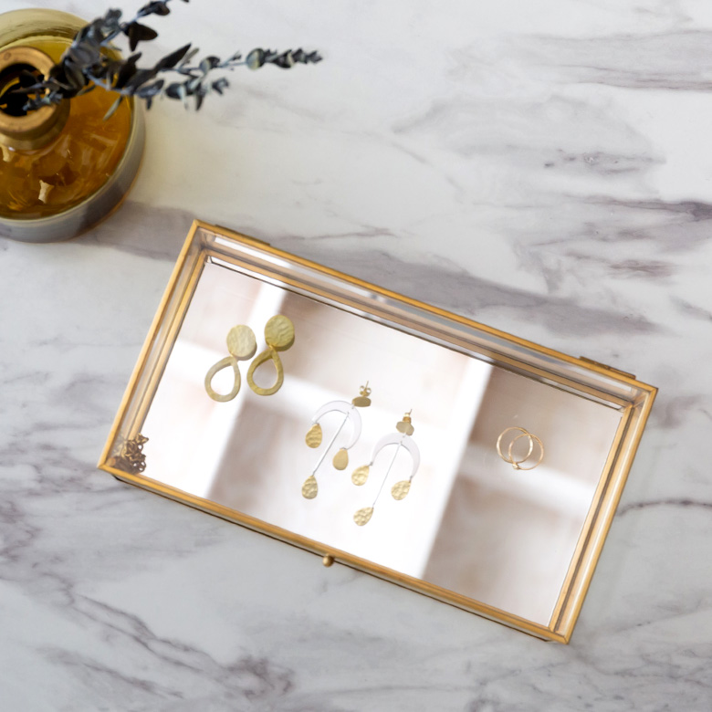 底面もガラスなので、透け感があり軽やかな印象