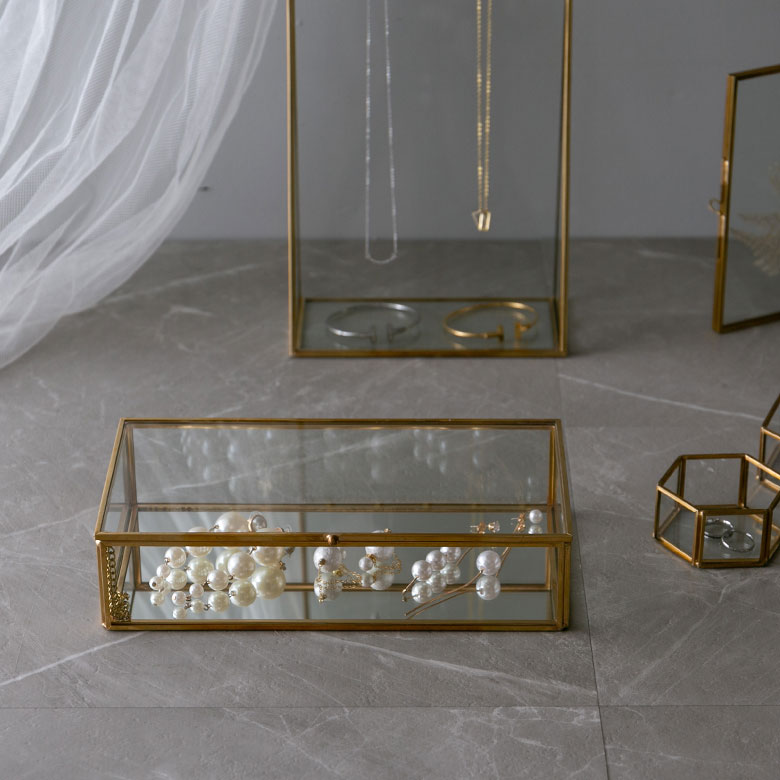 シンプルで無駄のない細身のフレームデザイン